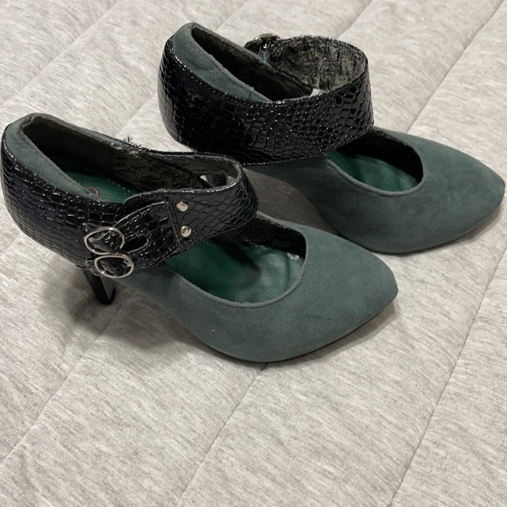 Shoes - Picture 2 of 4